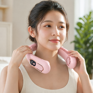 Mujer usando el ventilador de cuello rosado